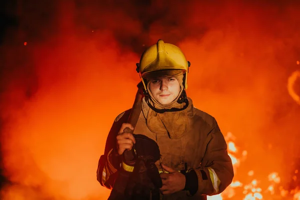 消防员在工作 在危险的森林地区 消防员被大火包围 消防部门工作的概念 — 图库照片