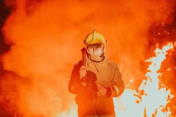 Strażak Pracy Strażak Niebezpiecznych Obszarach Leśnych Otoczony Silnym Ogniem Koncepcja — Zdjęcie stockowe