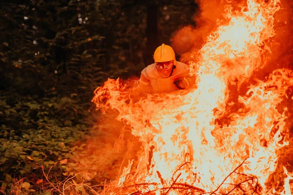 Héroe Bombero Peligro Acción Saltando Sobre Llama Fuego Para Rescatar — Foto de Stock