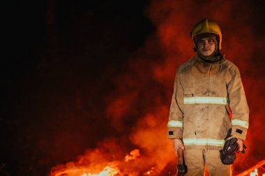 İtfaiyeci iş başında. Güçlü yangınlarla çevrili tehlikeli orman bölgelerinde itfaiyeci. İtfaiye teşkilatının işi kavramı.