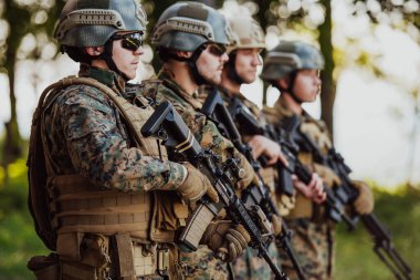 Asker savaşçılar silahlarla birlikte duruyorlar. Amerikan ordusunun seçkin üyelerinin grup portresi, özel askeri şirket çalışanları, anti-terör ekibi..