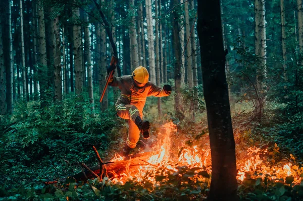 Héroe Bombero Peligro Acción Saltando Sobre Llama Fuego Para Rescatar —  Fotos de Stock