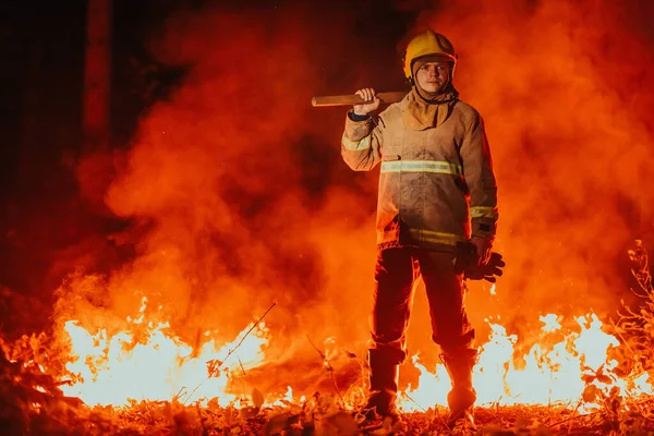 Hasič Práci Hasič Nebezpečných Lesních Oblastech Obklopený Silným Požárem Koncepce — Stock fotografie