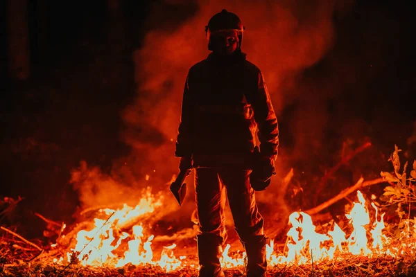 Tfaiyeci Başında Güçlü Yangınlarla Çevrili Tehlikeli Orman Bölgelerinde Itfaiyeci Tfaiye — Stok fotoğraf