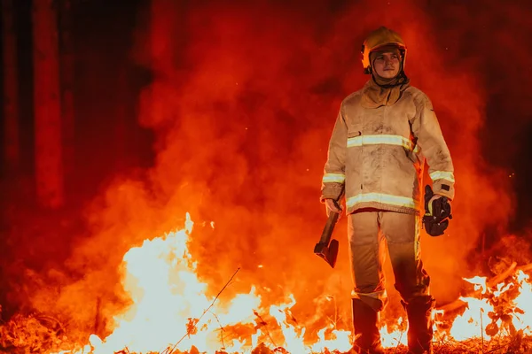 仕事中の消防士 強い火災に囲まれた危険な森林地帯での消防士 消防の業務の概念 — ストック写真