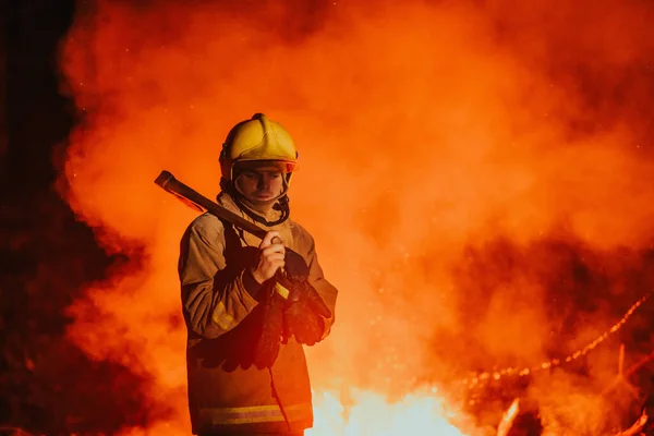 仕事中の消防士 強い火災に囲まれた危険な森林地帯での消防士 消防の仕事の概念 — ストック写真