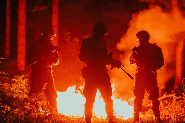 Солдати Збираються Дії Нічній Місії Використанням Лазерного Прицілу Променевих Вогнів — стокове фото