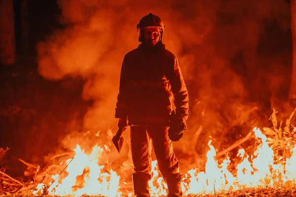 Пожежник Роботі Пожежник Небезпечних Лісових Районах Оточених Сильним Вогнем Концепція — стокове фото