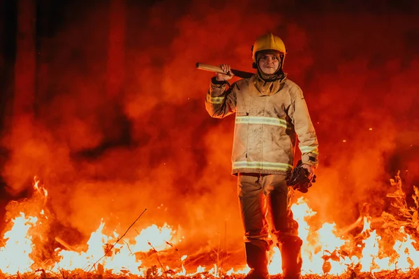 Hasič Práci Hasič Nebezpečných Lesních Oblastech Obklopený Silným Požárem Koncepce — Stock fotografie