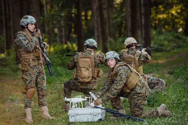 Moderne Oorlogsvoering Soldaten Squad Gebruiken Drone Voor Scouting Surveillance Tijdens — Stockfoto