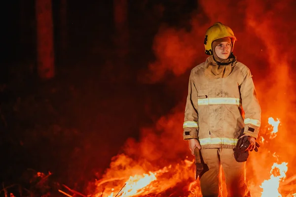 Brandman Jobbet Brandman Farliga Skogsområden Omgiven Stark Eld Begreppet Brandkår — Stockfoto