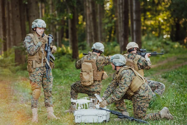 Modern Warfare Στρατιώτες Squad Χρησιμοποιούν Drone Για Την Ανίχνευση Και — Φωτογραφία Αρχείου