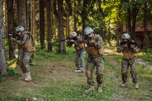 Grupo Soldados Guerra Modernos Está Librando Una Guerra Zonas Forestales — Foto de Stock