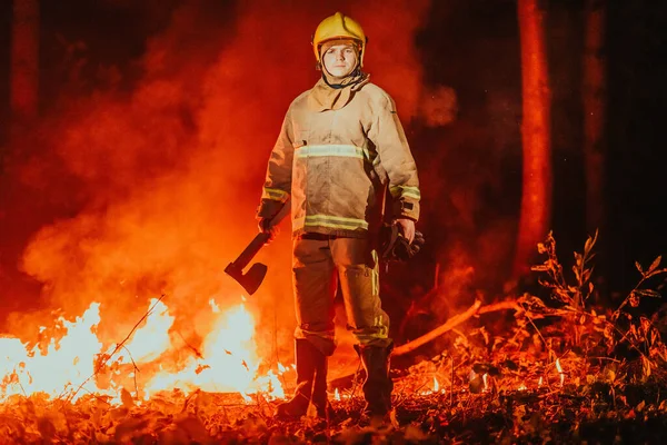 Brandweerman Aan Het Werk Brandweerman Gevaarlijke Bosgebieden Omringd Door Sterke — Stockfoto