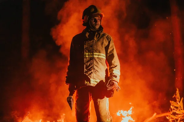 仕事中の消防士 強い火災に囲まれた危険な森林地帯での消防士 消防の業務の概念 — ストック写真
