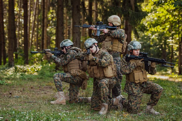 Asker Savaşçılar Silahlarla Birlikte Duruyorlar Amerikan Ordusunun Seçkin Üyelerinin Grup — Stok fotoğraf