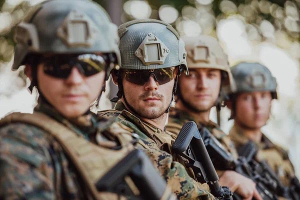 Soldatenkämpfer Stehen Mit Gewehren Zusammen Gruppenporträt Von Elitemitgliedern Der Armee — Stockfoto