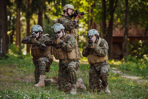 Combatientes Soldados Pie Junto Con Armas Fuego Retrato Grupo Miembros —  Fotos de Stock