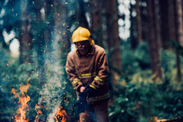 Pompier Travail Pompier Dans Des Zones Forestières Dangereuses Entourées Feux — Photo
