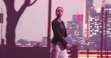 Metaverse siber uzay karakterleri AI gerçekçi Finansal Analizci ya da Avukat Laptop Bilgisayarı kullanan Gerçekçi İş kadını resmi kıyafetlerini sokakta yürürken giyer. Yüksek kalite 4K görüntü