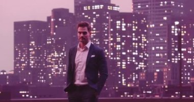 Metaverse siber uzay karakteri yapay zeka gerçekliği arttıran yakışıklı iş adamı. Geceleri New York City Skyline, arka planda ofis binaları. Yüksek kalite 4K görüntü