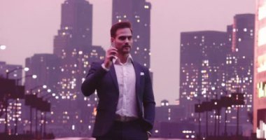 Metaverse siber uzay karakteri yapay zeka gerçeklik katma New York caddesinde akıllı telefon kullanan yakışıklı iş adamı. Başarılı bir iş adamının günlük hayatı. Yüksek kalite 4K