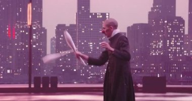 Metaverse siber uzay karakteri yapay zeka gerçeklik artırıcı pandomim ya da palyaço jonglörlüğü geceleri modern şehrin siluetinin arka planında. Yüksek kalite 4K görüntü