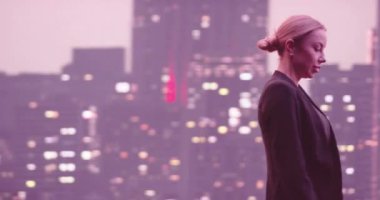 Metaverse siber uzay karakteri yapay zeka gerçekçi iş kadınını başarılı bir iş kadınının akıllı telefonunu ve yoğun gece hayatını kullanarak sokaklarda çoğaltır. Yüksek kalite 4k görüntü