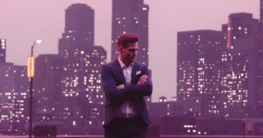 Metaverse siber uzay karakteri yapay zeka gerçekliği arttıran yakışıklı iş adamı. Geceleri New York City Skyline, arka planda ofis binaları. Yüksek kalite 4K görüntü