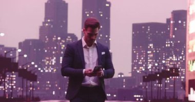 Metaverse siber uzay karakteri yapay zeka gerçeklik katma New York caddesinde akıllı telefon kullanan yakışıklı iş adamı. Başarılı bir iş adamının günlük hayatı. Yüksek kalite 4K