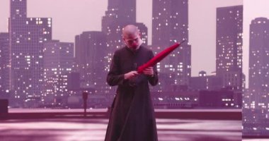 Metaverse siber uzay karakteri yapay zeka gerçekçi pandomimci ya da palyaço taklidi yapar ve arka planda kırmızı şemsiyeli şehir silüeti ile oynar. Yüksek kalite 4K görüntü