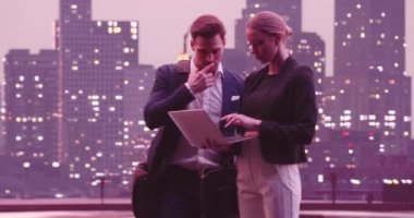 Metaverse siber uzay karakteri yapay zeka gerçekliği artırır. İş ekibi, sokakta dizüstü bilgisayarda birlikte çalışarak buluşuyor. Yüksek kalite 4k görüntü