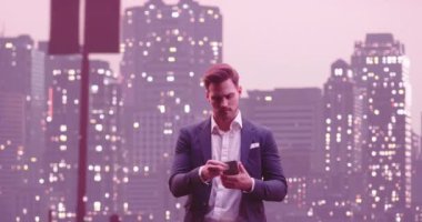 Metaverse siber uzay karakteri yapay zeka gerçeklik katma New York caddesinde akıllı telefon kullanan yakışıklı iş adamı. Başarılı bir iş adamının günlük hayatı. Yüksek kalite 4K