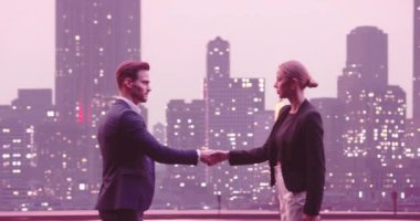 Metaverse siber uzay karakteri yapay zeka gerçekliği artırıyor genç, neşeli, çoklu etnik iş çifti buluşması, birbirini selamlıyor. Yüksek kalite 4K görüntü