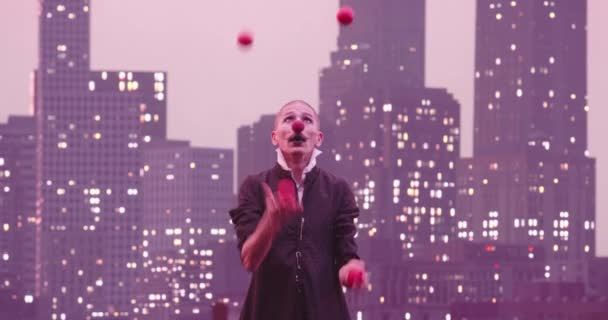 メタバースのサイバー空間キャラクター人工知能は現実性を高めます現代の都市のスカイラインを背景に 現実的な私やピエロが赤いボールをジャグリングします 高画質8K映像 — ストック動画