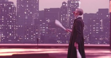 Metaverse siber uzay karakteri yapay zeka gerçeklik artırıcı pandomim ya da palyaço jonglörlüğü geceleri modern şehrin siluetinin arka planında. Yüksek kalite 4K görüntü