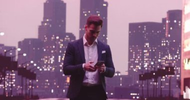 Metaverse siber uzay karakteri yapay zeka gerçeklik katma New York caddesinde akıllı telefon kullanan yakışıklı iş adamı. Başarılı bir iş adamının günlük hayatı. Yüksek kalite 4K