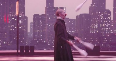 Metaverse siber uzay karakteri yapay zeka gerçeklik artırıcı pandomim ya da palyaço jonglörlüğü geceleri modern şehrin siluetinin arka planında. Yüksek kalite 4K görüntü