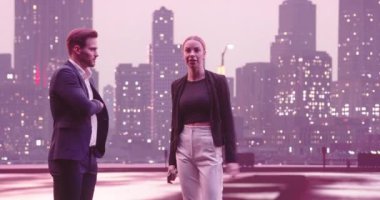Metaverse siber uzay karakterleri yapay zeka gerçekliği arttırır. Sokakta yürüyen ve konuşan çiftler. Kahve içen genç bir kadın. Yüksek kalite 4k görüntü