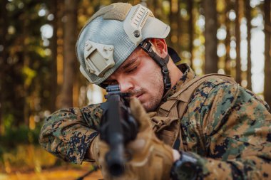 Yoğun ve tehlikeli orman bölgelerinde görev yapan modern bir savaş askeri. Tehlikeli askeri kurtarma operasyonları.