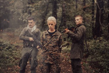 Teröristler kadın asker yakalayıp özel taktiklerle şiddet kullanarak sorguya çektiler..