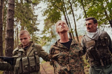 Teröristler kadın asker yakalayıp özel taktiklerle şiddet kullanarak sorguya çektiler..