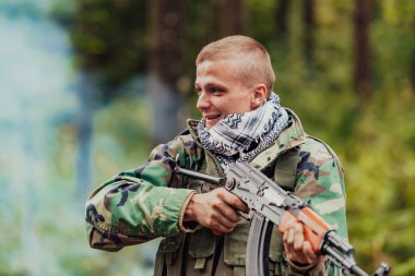 Kızgın terörist militan gerilla savaşçı ormanda..
