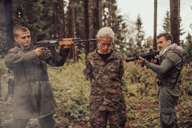 Teröristler kadın asker yakalayıp özel taktiklerle şiddet kullanarak sorguya çektiler..