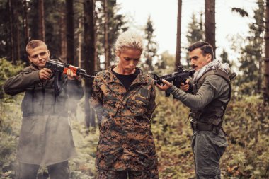 Teröristler kadın asker yakalayıp özel taktiklerle şiddet kullanarak sorguya çektiler..