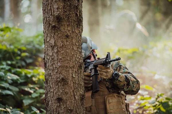 Modern Warfare Soldier War Duty Dense Dangerous Forest Areas Dangerous — Stock Photo, Image