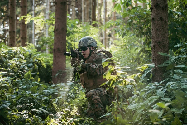 Yoğun Tehlikeli Orman Bölgelerinde Görev Yapan Modern Bir Savaş Askeri — Stok fotoğraf