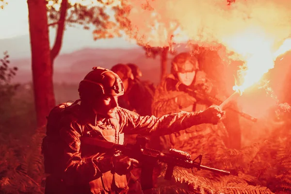Żołnierze Zespół Akcji Nocy Misji Militery Koncepcja — Zdjęcie stockowe