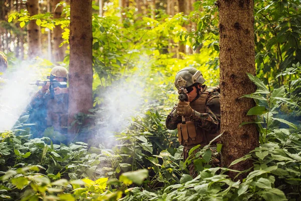 Nowoczesny Żołnierz Wojenny Pełniący Służbę Gęstych Niebezpiecznych Obszarach Leśnych Niebezpieczne — Zdjęcie stockowe