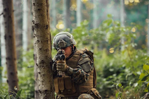 Moderní Voják Válečné Službě Hustých Nebezpečných Lesních Oblastech Nebezpečné Vojenské — Stock fotografie